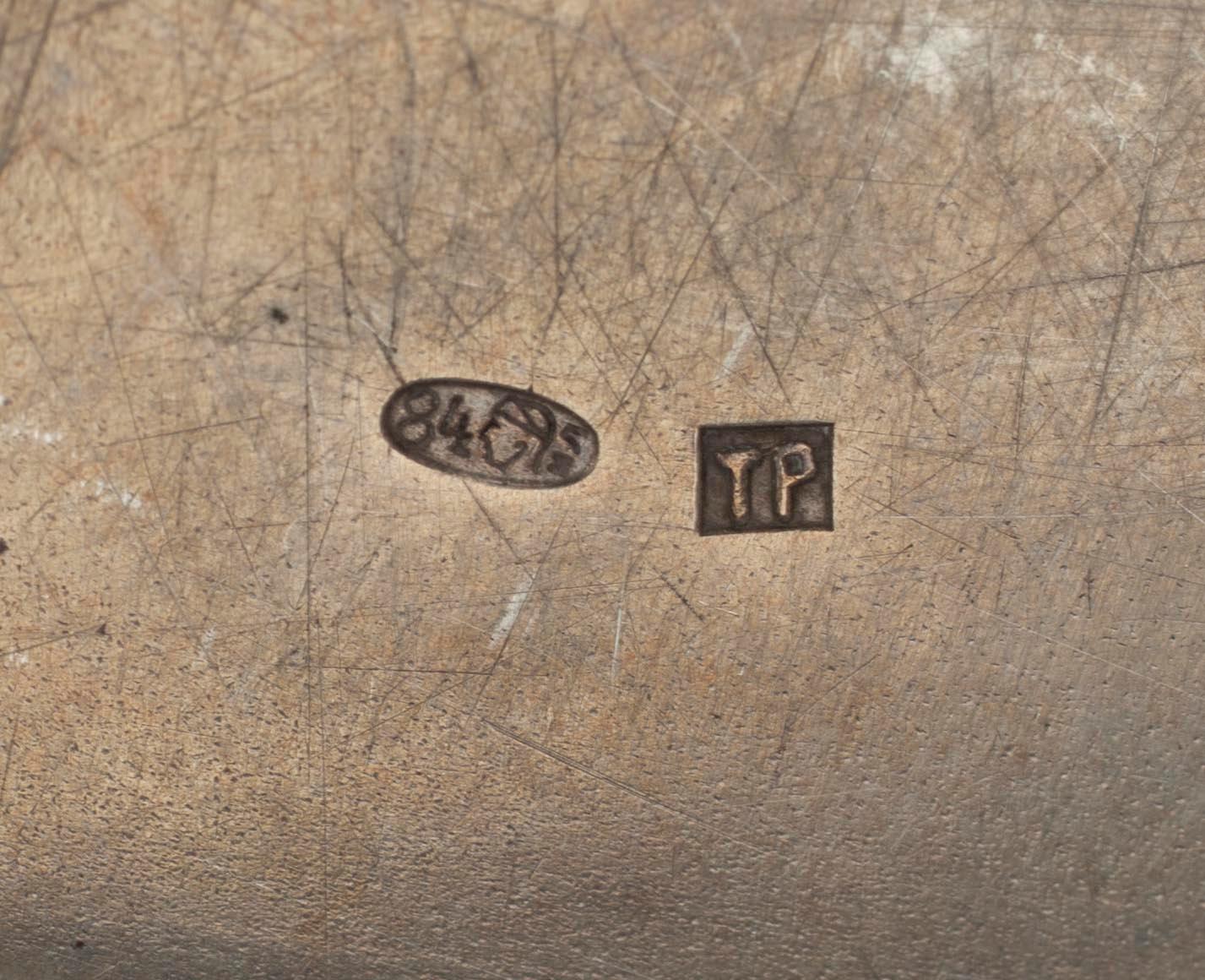 BRICKA, silver, Ryssland, Moskva ca. 1900. Vikt ca 273,4 g.