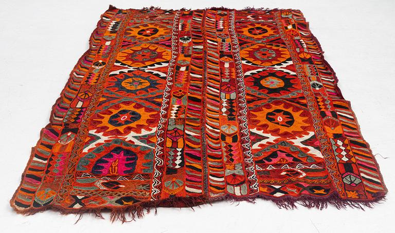 Matta/vävnad, slätväv, täsknomader, ca 280 x 154 cm.