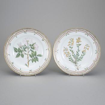 TALLRIKAR, 2 st, porslin. "Flora Danica", Royal Copenhagen.