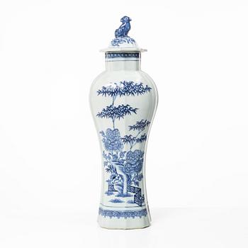 A blue and white export porcelain urn with cover, China, Qingdynasty, 18th century.