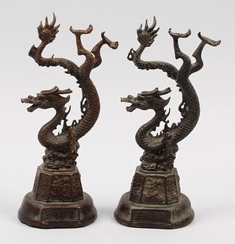 FIGURINER, 2 st, patinerad metall, Kina, 1900-tal.