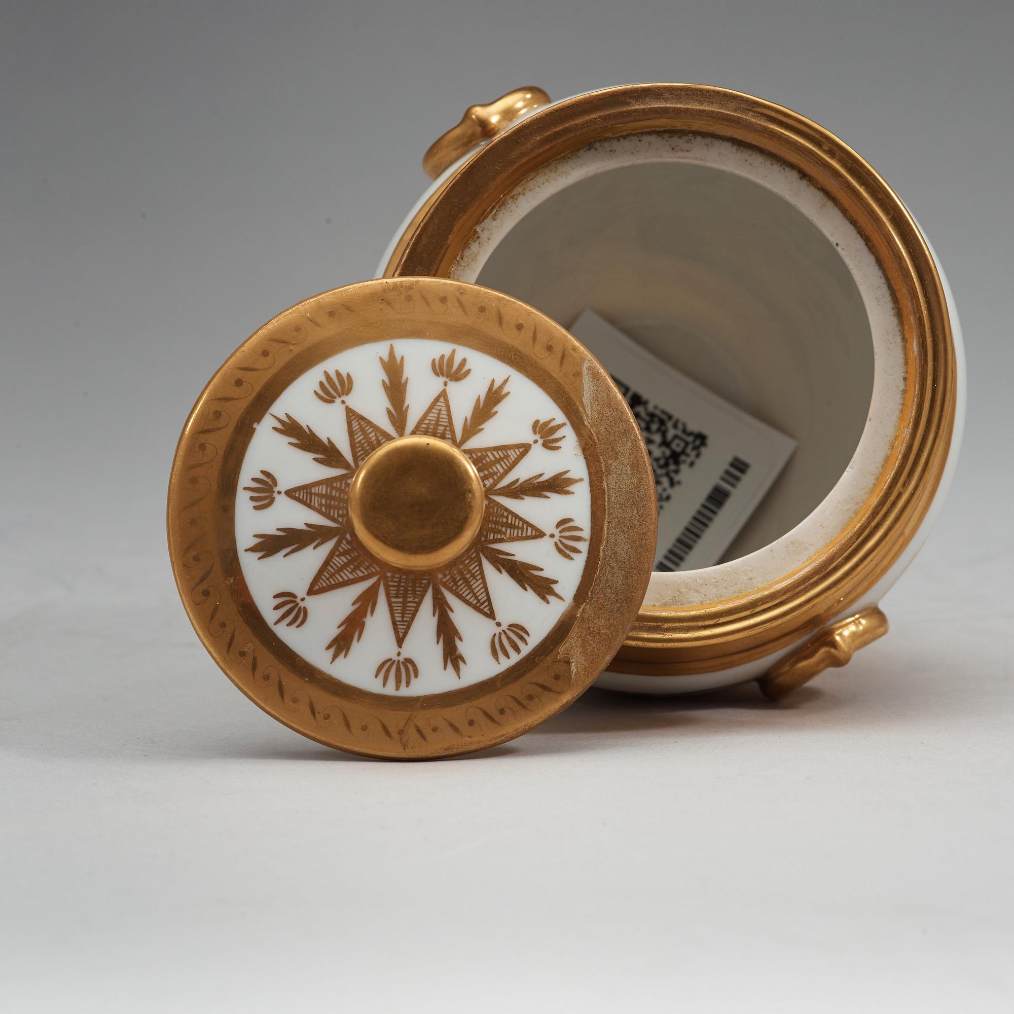 KAFFESERVIS, nio delar, porslin. Berlin, Empire, 1800-talets första hälft.