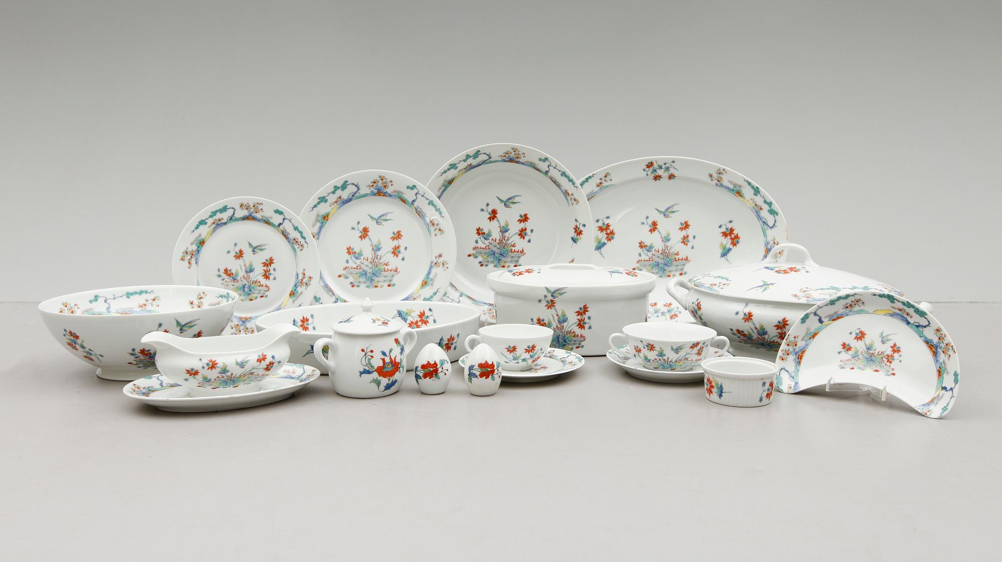 MATSERVIS, 86 delar, porslin, "Décor Chantilly", Limoges, porcelaine de Paris, 1900-talets mitt.