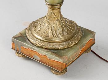 BORDSLAMPA, onyx och brons, 1900-talets början.