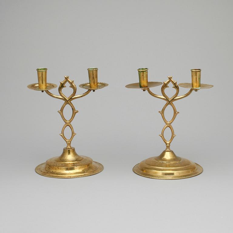 KANDELABRAR, 2st snarlika, sk "Blekingeljusstakar", mässing, barock, 1700-tal.