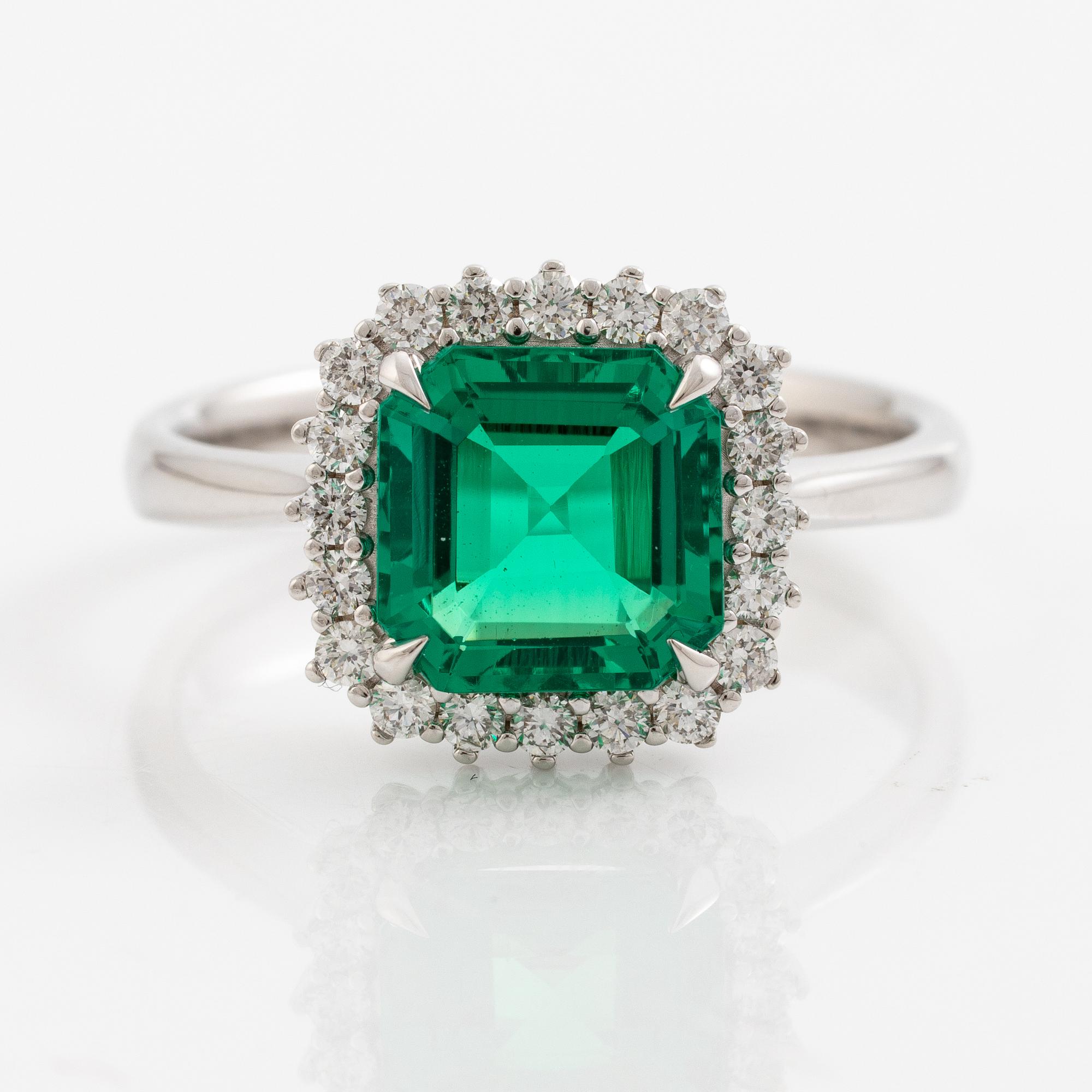 Ring 18K white gold with synthetic emerald and brilliant-cut diamonds.