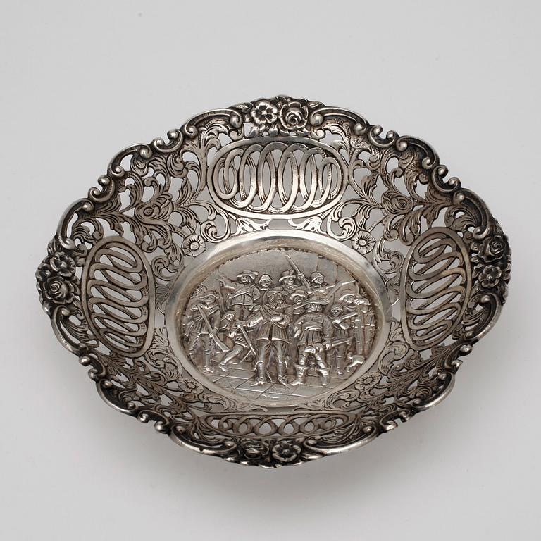 PUNCHMUGGAR, 6  st samt FAT, silver, bla CG Hallberg, Stockholm 1946. Total vikt 387 gr.