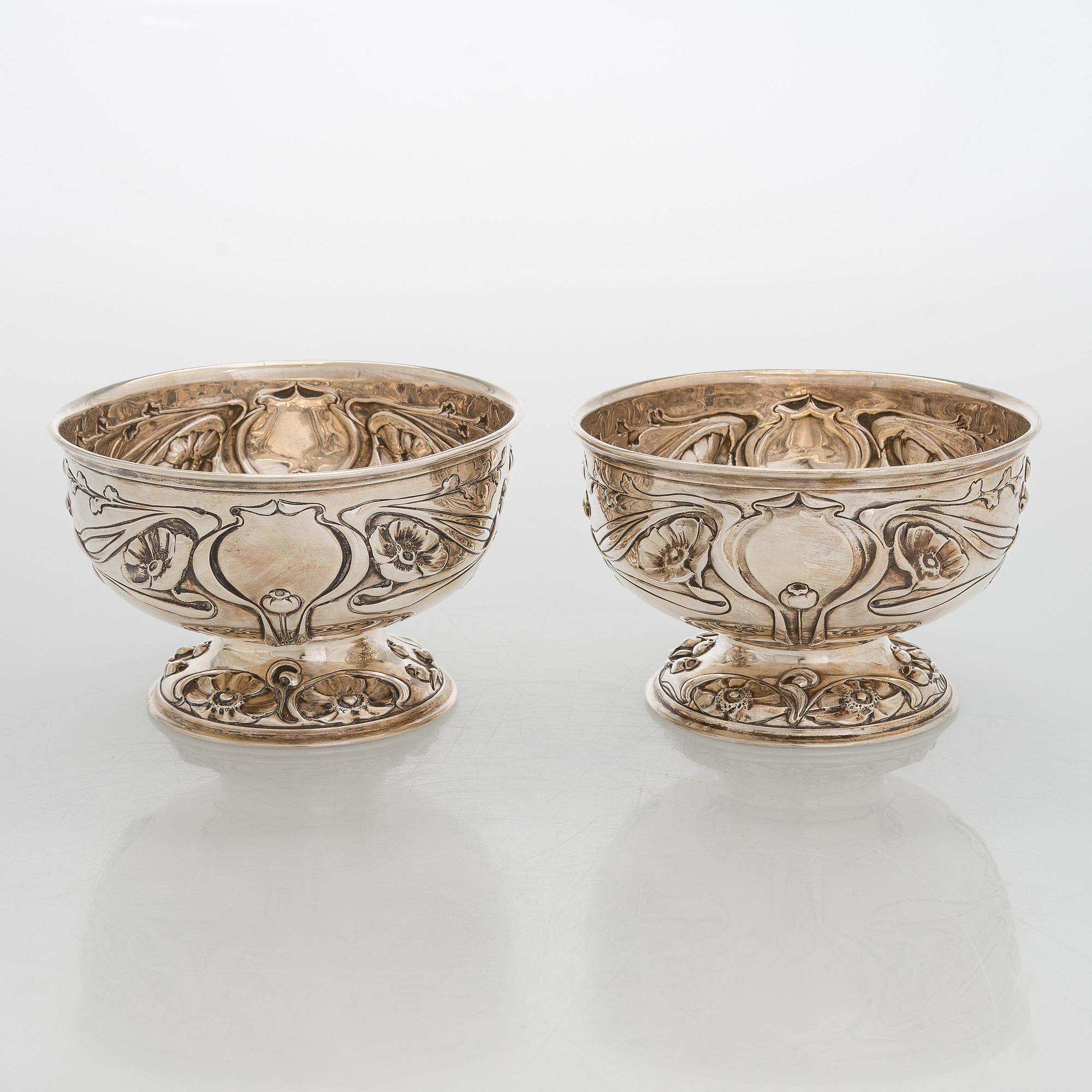 A pair of sterling silver bowls, M&W Sheffield, 1902.