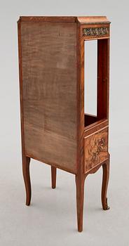 VITRINSKÅP, gustaviansk stil, 1900-talets mitt.