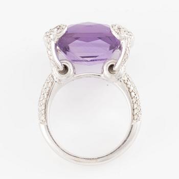 A ring by Gucci "Horsebit Cocktail" 18K white gold with an amethyst and round brilliant-cut diamonds.