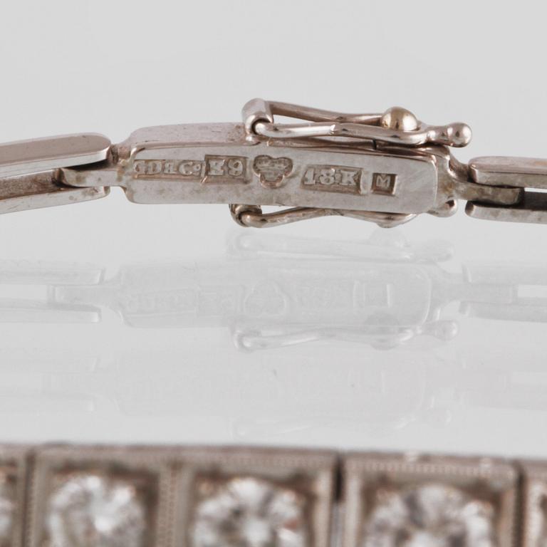 ARMLÄNK, vitguld med 9 briljantslipade diamanter, ca 0.99 ct,  Gustav Dahlgren & Co, Malmö, 1955. Vikt 9,8 gram.