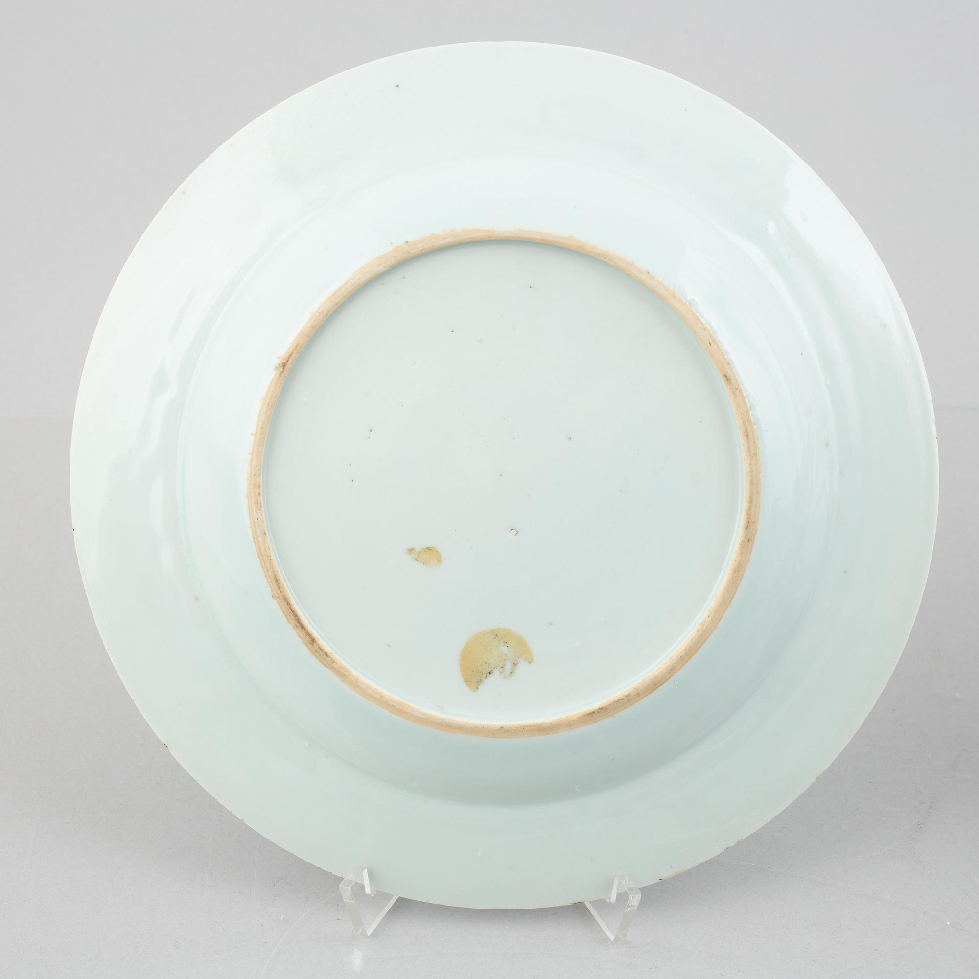A pair of blue and white Chinese porcelain sauce boats and a pair of plates, Qing dynasty, Qianlong (1736-95).