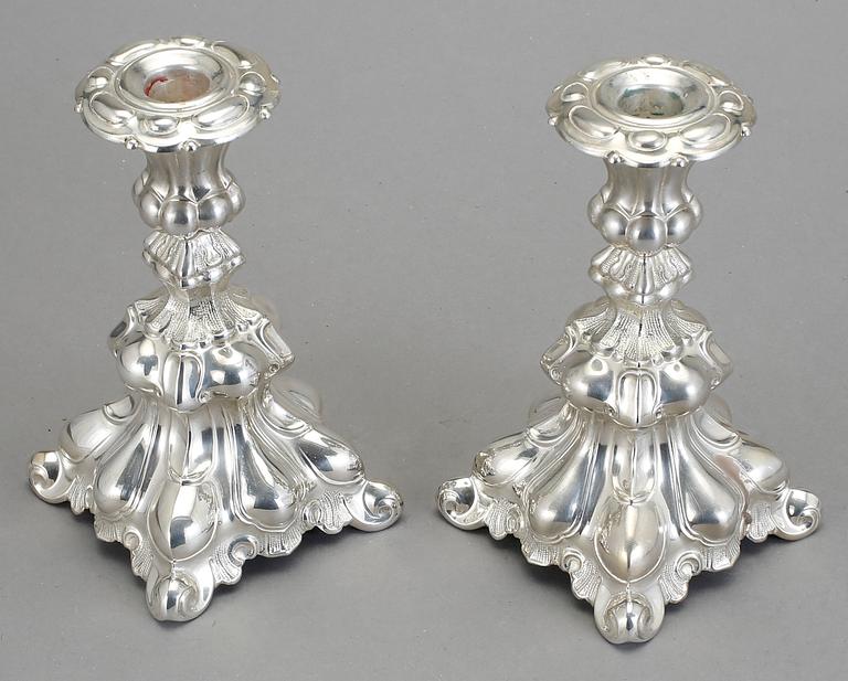 LJUSSTAKAR, ett par, silver, barockstil, 1900-tal, svenska importstämplar. Fylld fot tot vikt: 1728 gram.