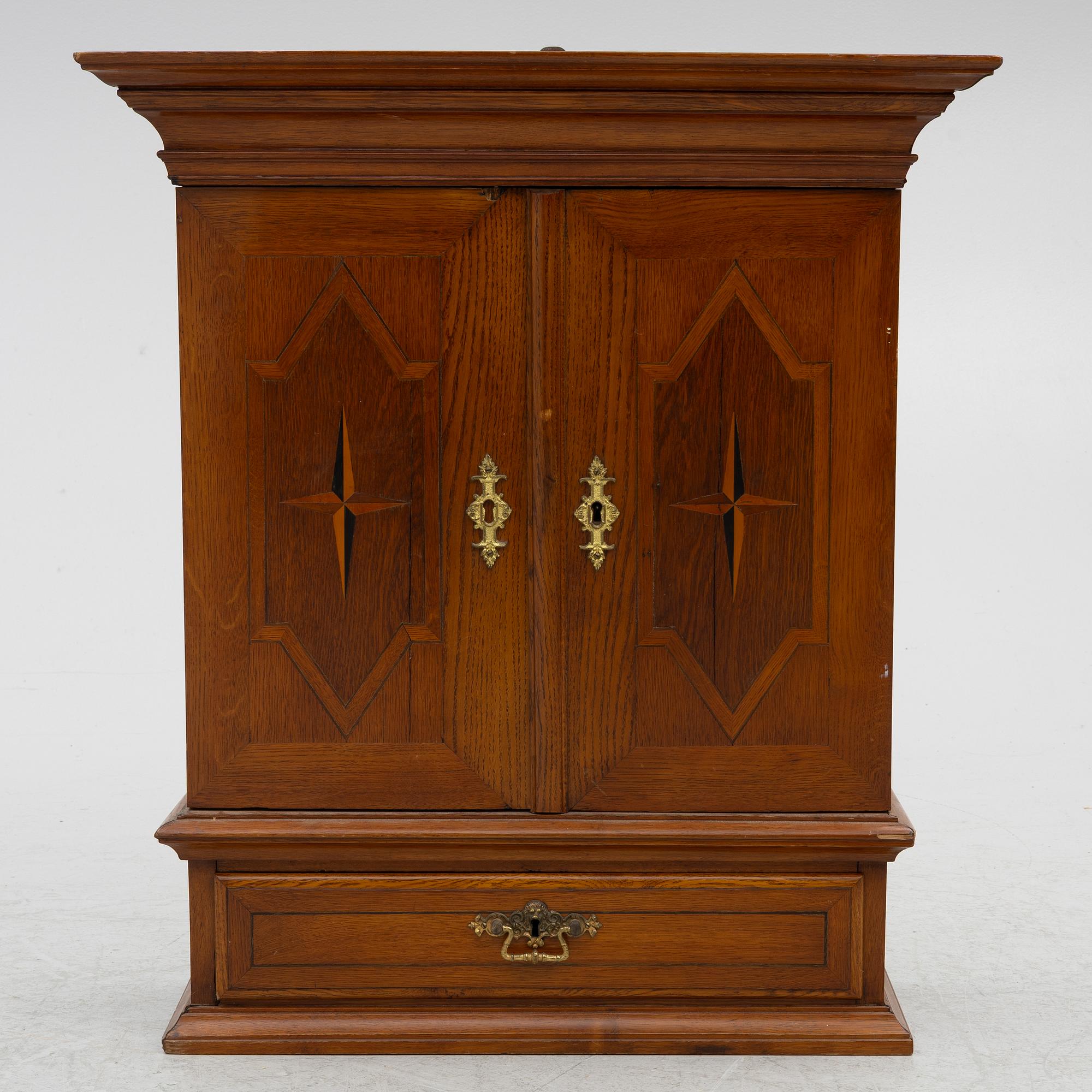 Hängskåp, barockstil, sent 1800-tal med äldre delar.