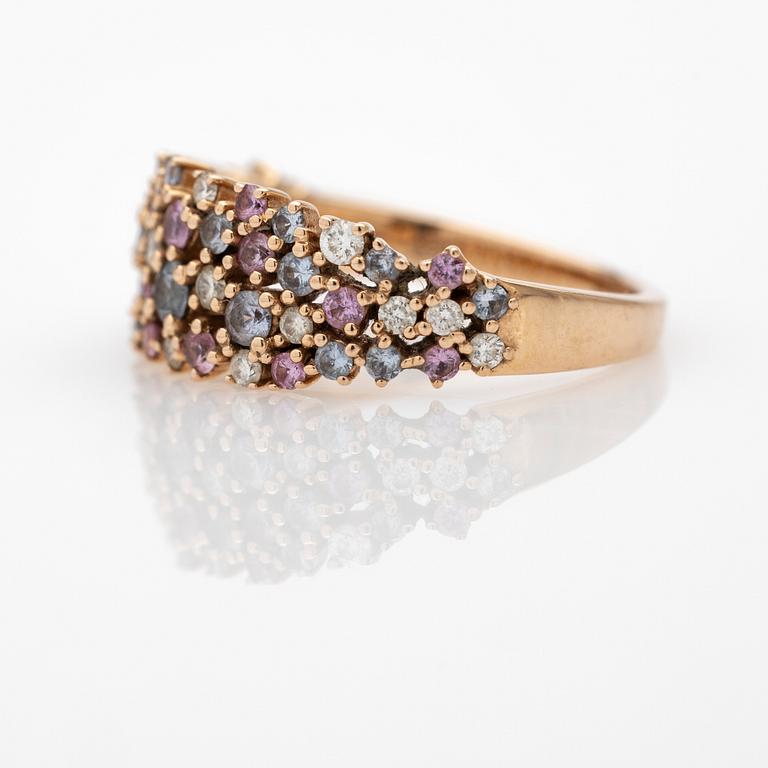 Ring, 18K roséguld med rosa och blå safirer och briljantslipade diamanter.
