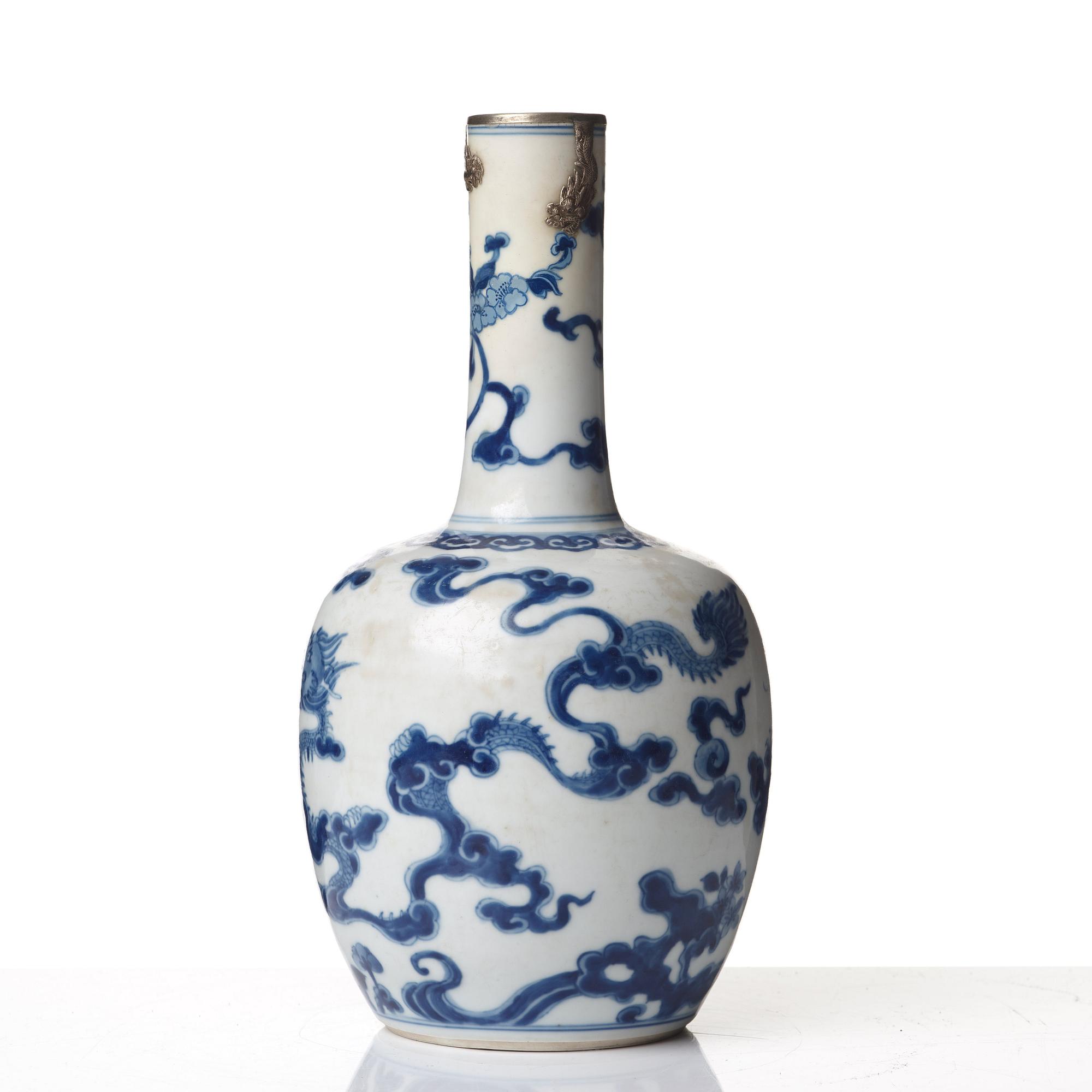 A blue and white vase, Qing dynasty, Kangxi (1662-1722).