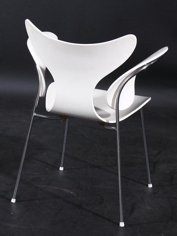 KARMSTOL. Arne Jacobsen "Seagull" för Fritz Hansen.