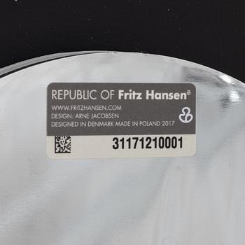 Arne Jacobsen, skrivbordsstol, "Sjuan", Fritz Hansen, daterad 2017.