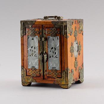 SMYCKESSKRIN, Kina, 1900-talets mitt.