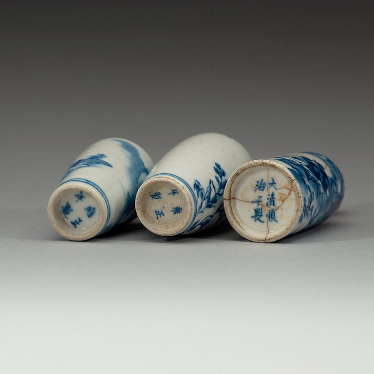 SNUSFLASKOR, tre stycken, porslin. Qingdynastin, 1800-tal.