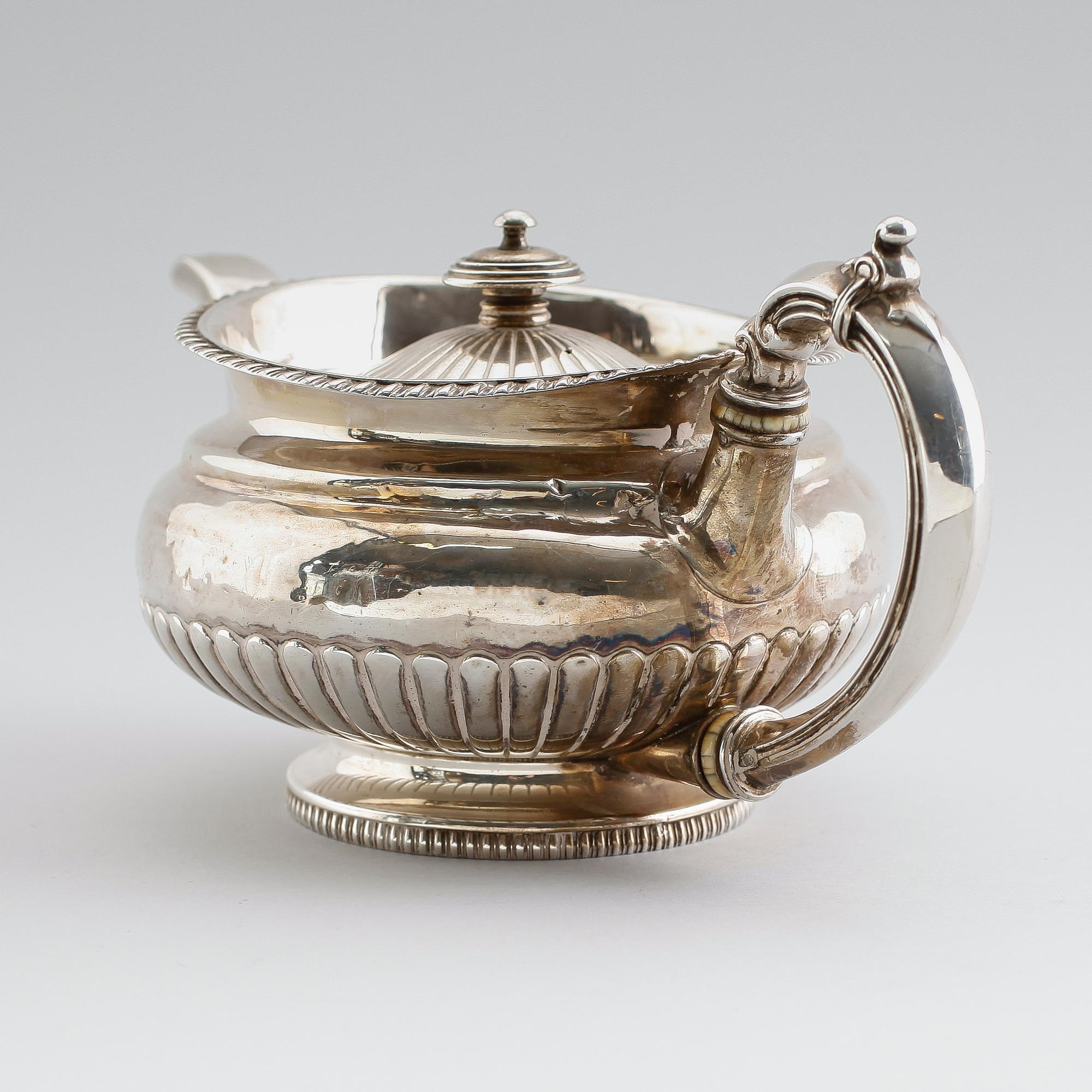 TEKANNA, silver, Alice & George Burrows, London 1816. Vikt ca 685 gram.