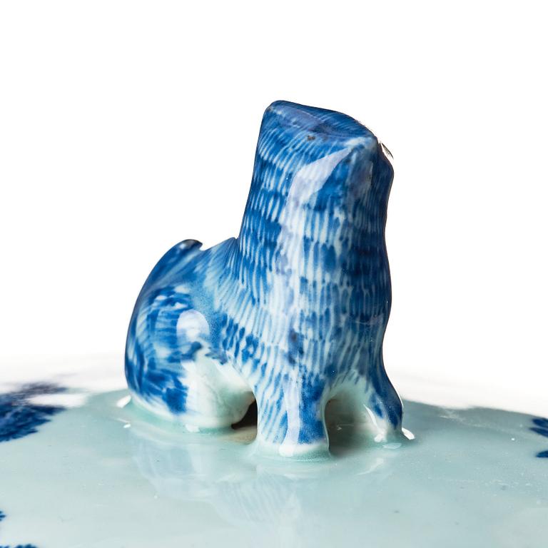 A Chinese tureen with cover, Qing dynasty, Qianlong (1736-95).