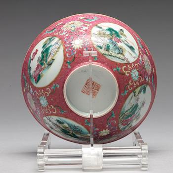 SKÅL, porslin. Qingdynastin med Qianlongs märke i rött.