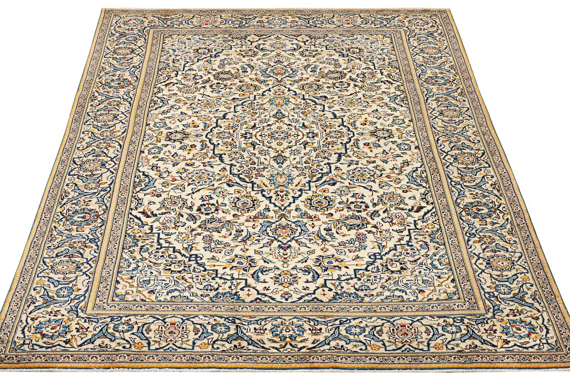 A Kashan carpet, a. 316 x 196 cm.