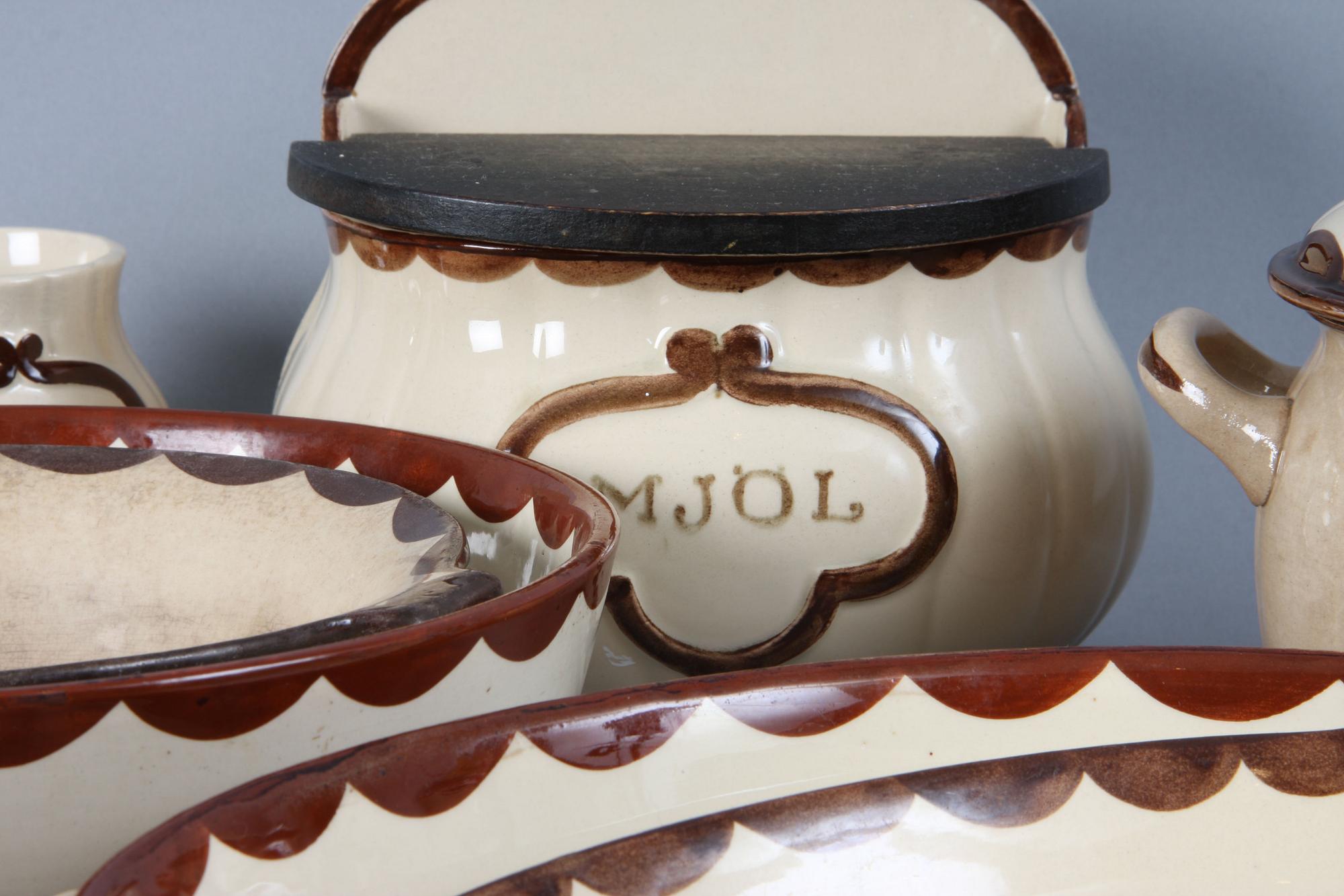 PARTI KRYDDBURKAR samt KAROTTER, 10 delar, stengods, "Pyro", Gustavsberg.