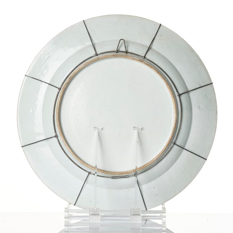 A large Chinese famille rose grisaille dish and a pair of plates, Qing dynasty, Yongzheng (1723-35).