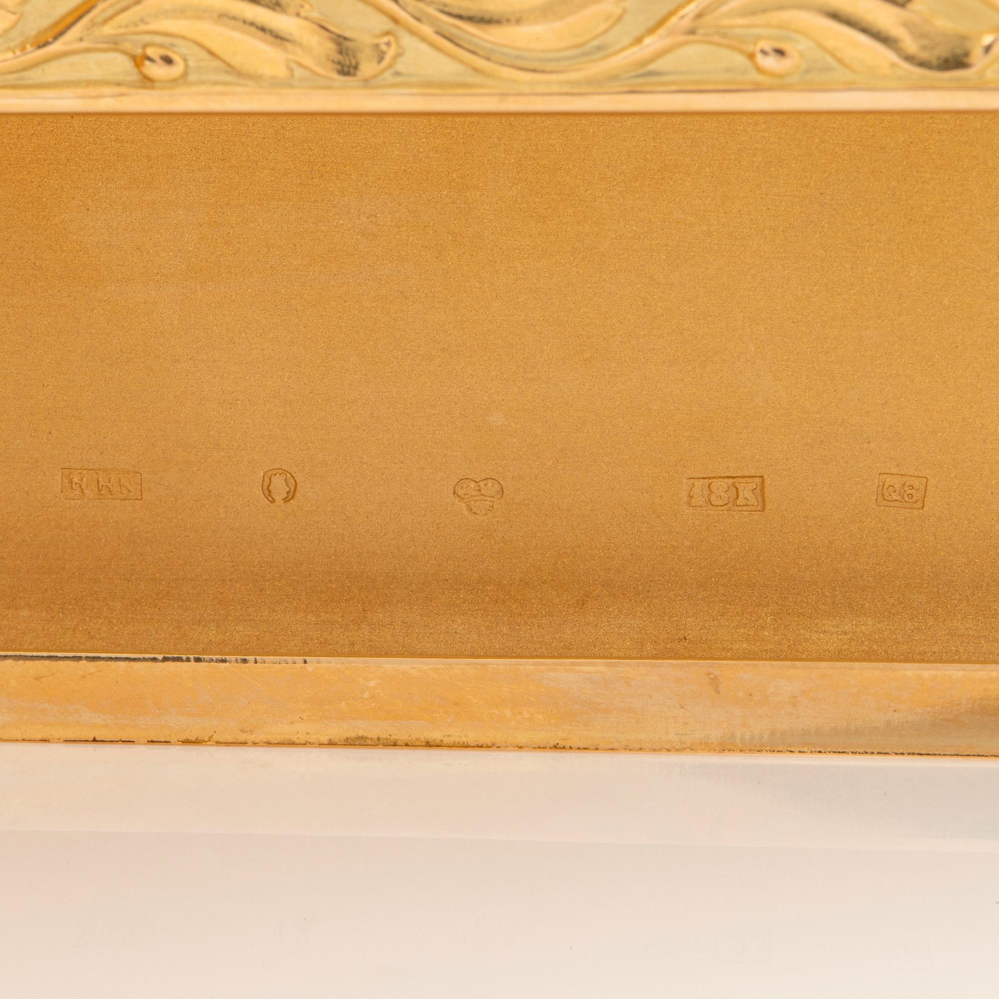 An 18K gold cigarette case.