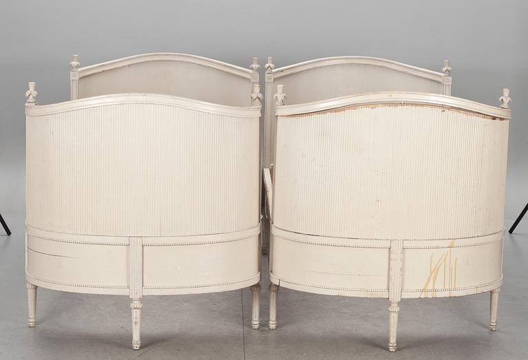 SÄNGAR, ett par, gustaviansk stil, omkring 1900-tal.