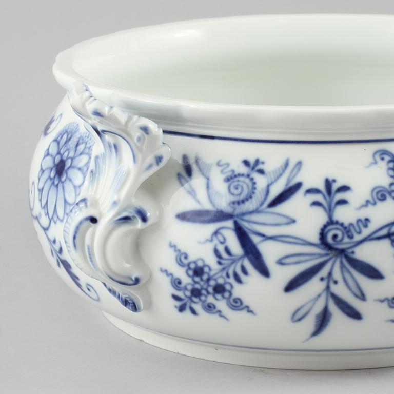 SKÅL MED HÄNKLAR, porslin, "Lökmönstret", Meissen, 1900-talets andra hälft.