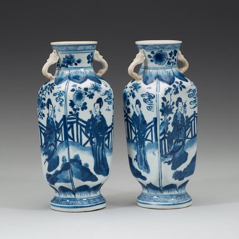 A pair of blue and white vases, Qing dynasty, Kangxi (1662-1722).