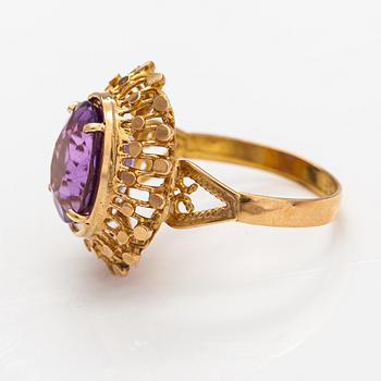 A ca. 21K gold ring with an amethyst.