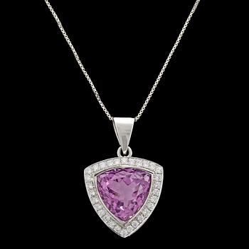 1006. A kunzite, app. 12.50 cts, and brilliant cut diamond pendant, tot. 0.77 cts.