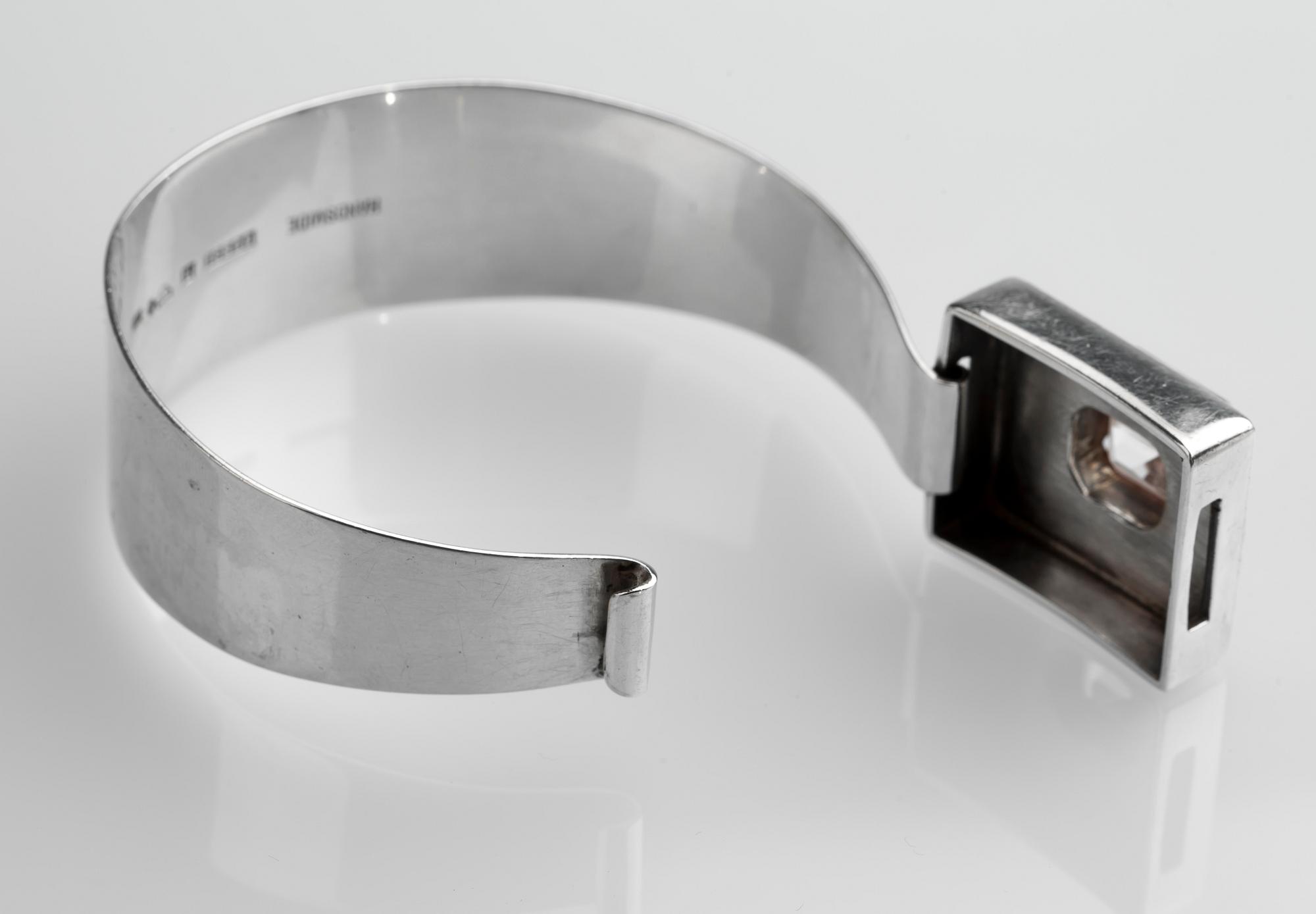 ARMRING, sterlingsilver med fasettslipad vit sten. Gussi, Malmö, 1964. Vikt ca 40 g.