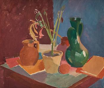 760. Karl Isakson, "Nature morte med blommor i grå kruka, grön vas, frukter och böcker".