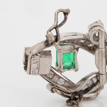 A platinum bracelet set with step-cut emeralds with a total weight of ca 12.50 cts.