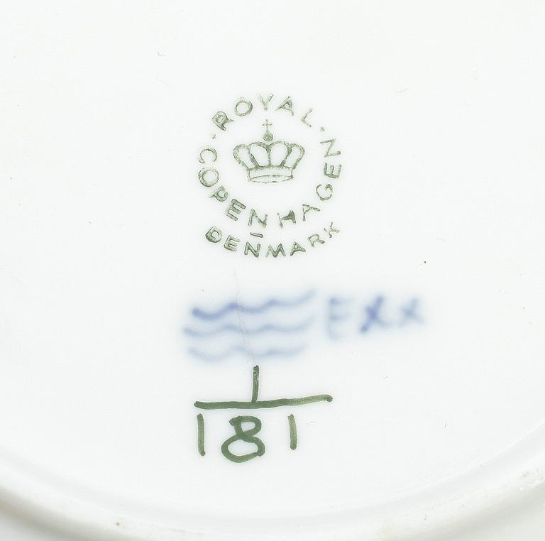 SERVISDELAR, 49 delar, porslin, "Musselmalet", Royal Copenhagen samt Bing & Gröndahl.