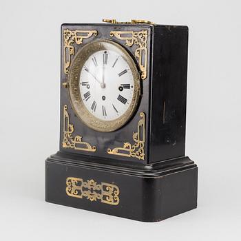 A MANTELPIECE CLOCK AROUND 1900.