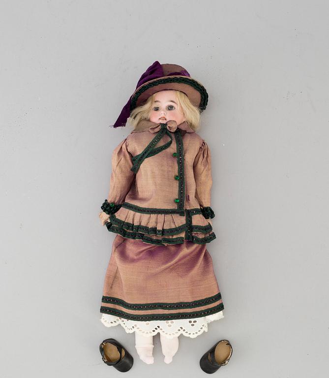 An early 20th cnetury porcelin doll, probably Germany.