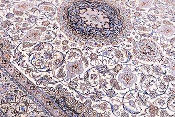 Nain part silk, 6LAA, signed, ca 392 x 300 cm.