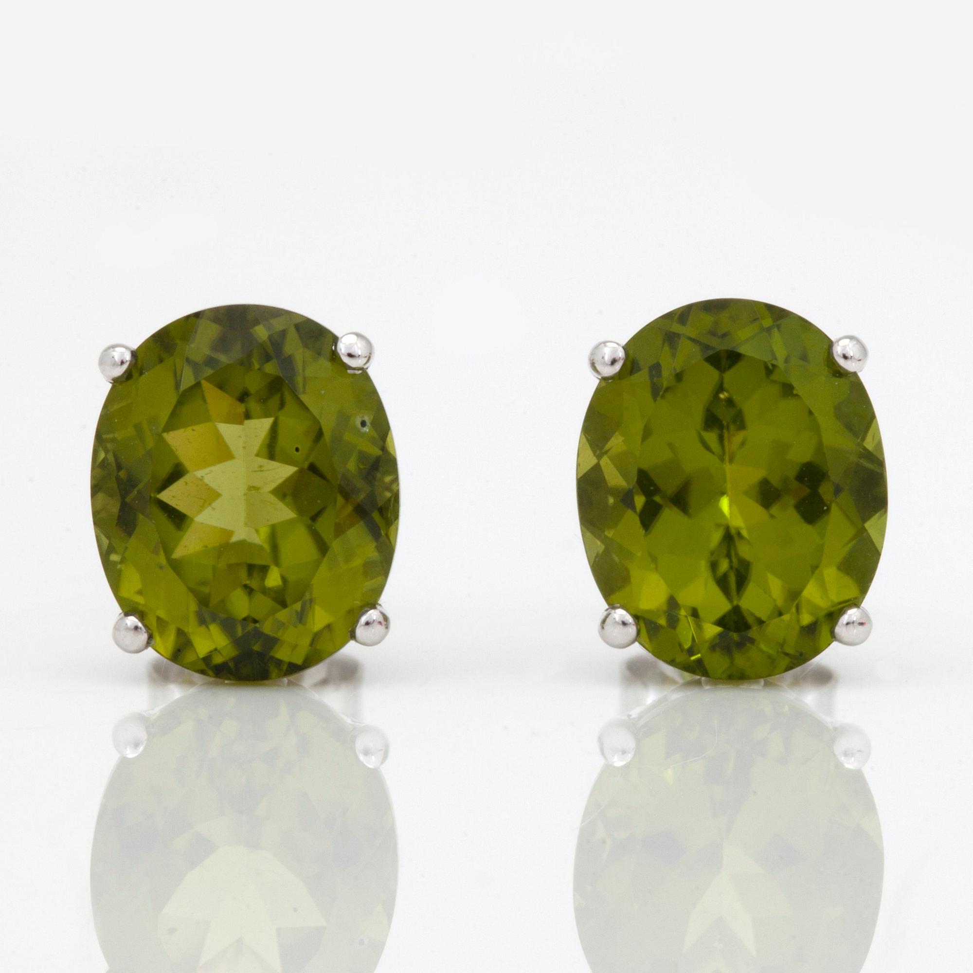 ÖRHÄNGEN med peridoter samt odlade gula south sea pärlor.