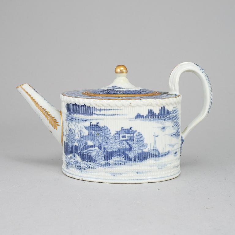 A blue and white export porcelain teapot with cover, Qing dynasty, Qianlong (1736-95).