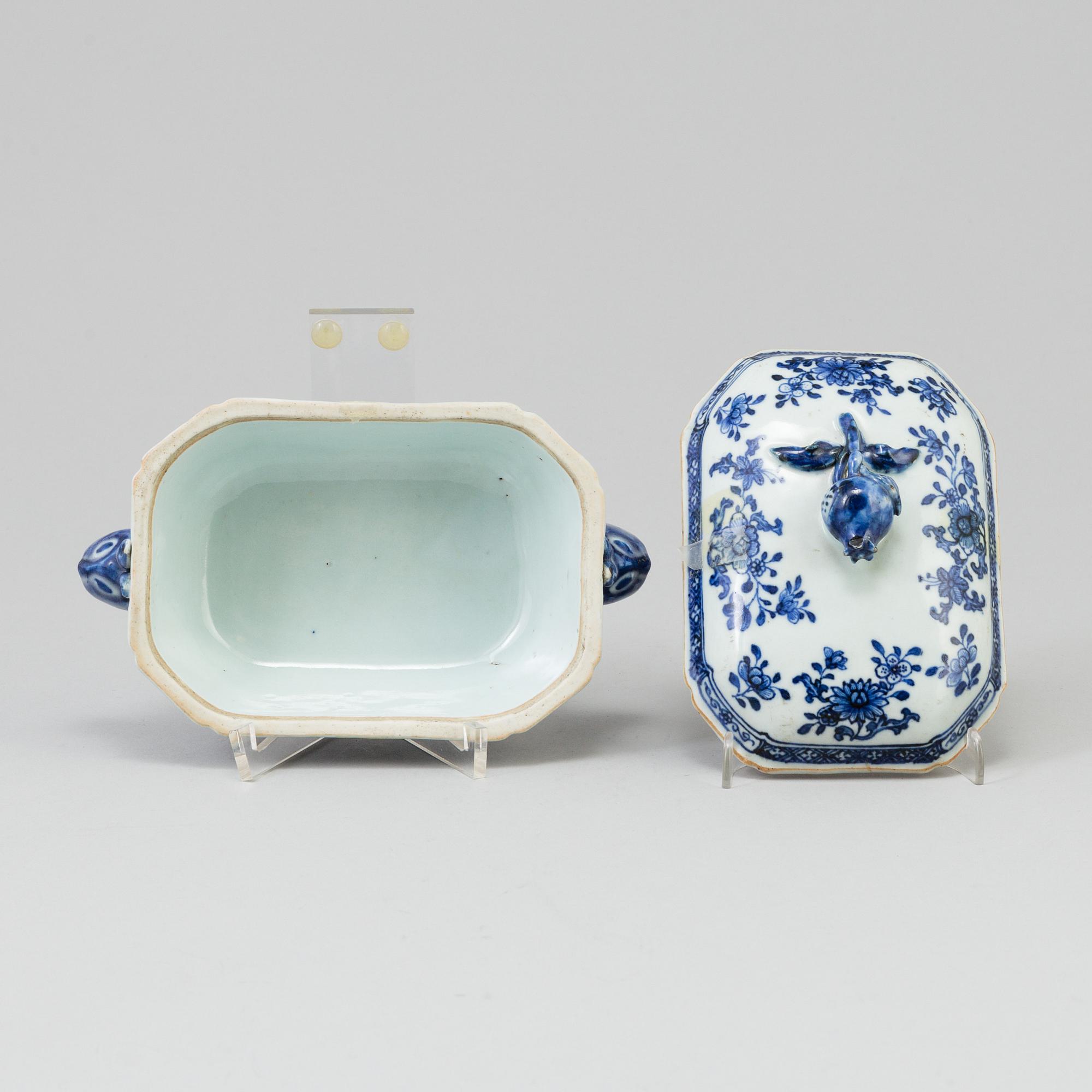 A Chinese blue and white export porcelain butter tureen with cover and two dishes, Qing dynasty, Qianlong (1736-95).