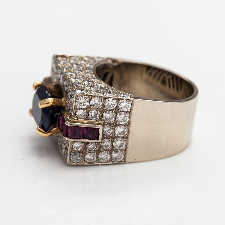 Ring, 18K vitguld, diamanter ca 2.40 ct tot, syntetisk safir och rubiner.