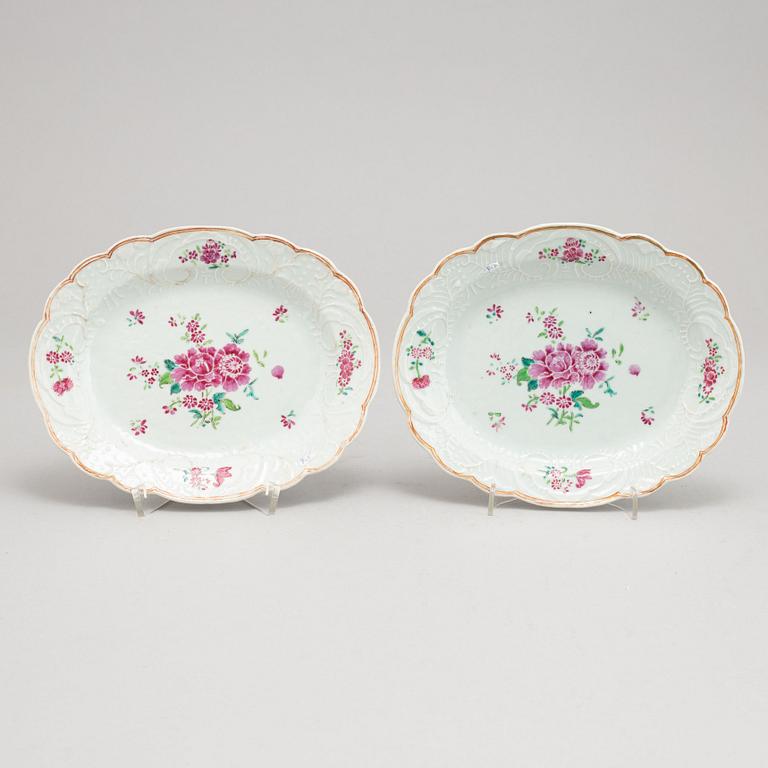 A pair of famille rose dishes, Qing dynasty, Qianlong (1736-95).