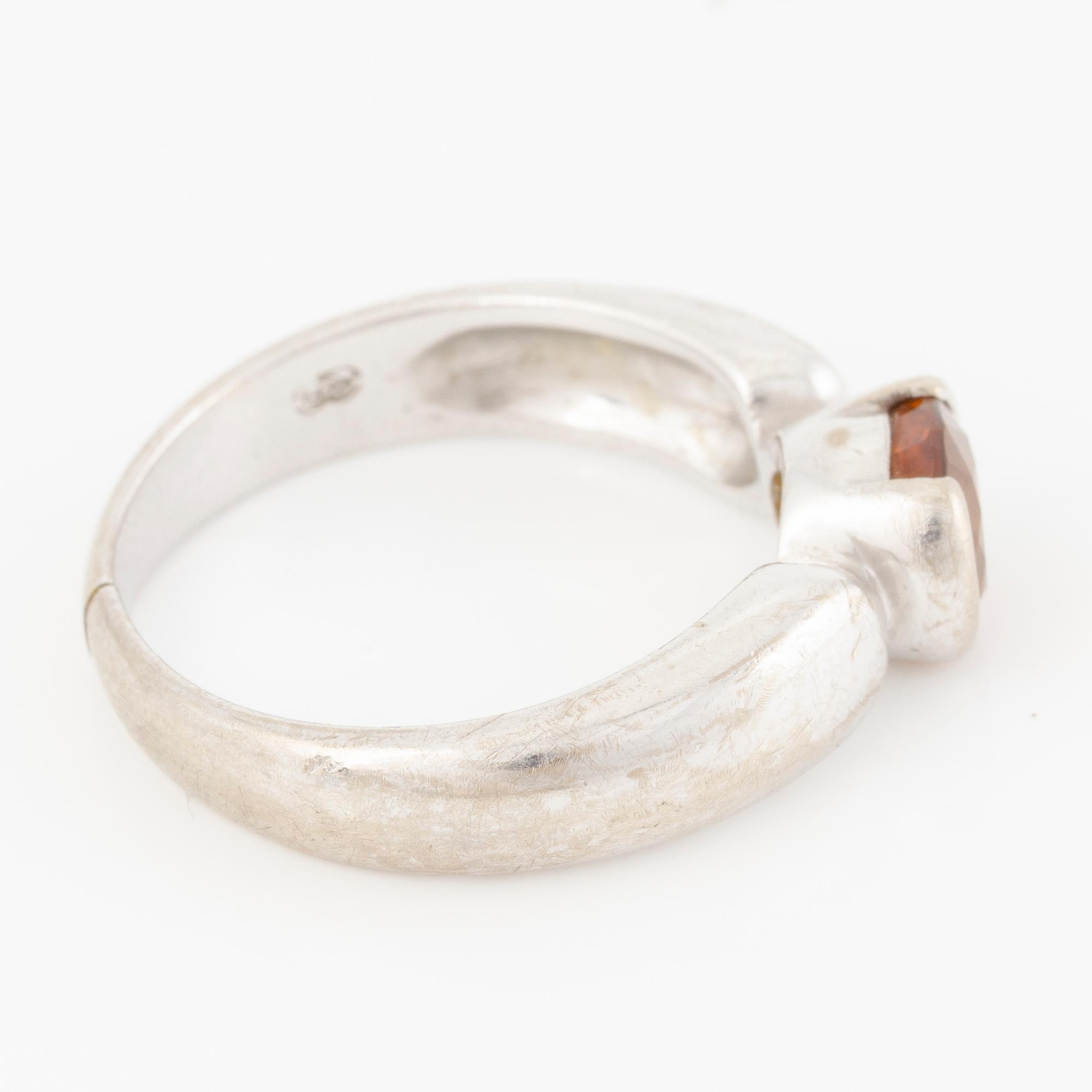 Ring 18K white gold with yellow sapphire.