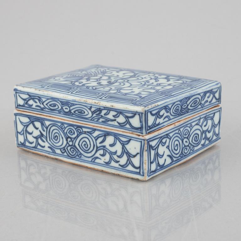 A blue and white porcelain lidded box, China, 20th century.